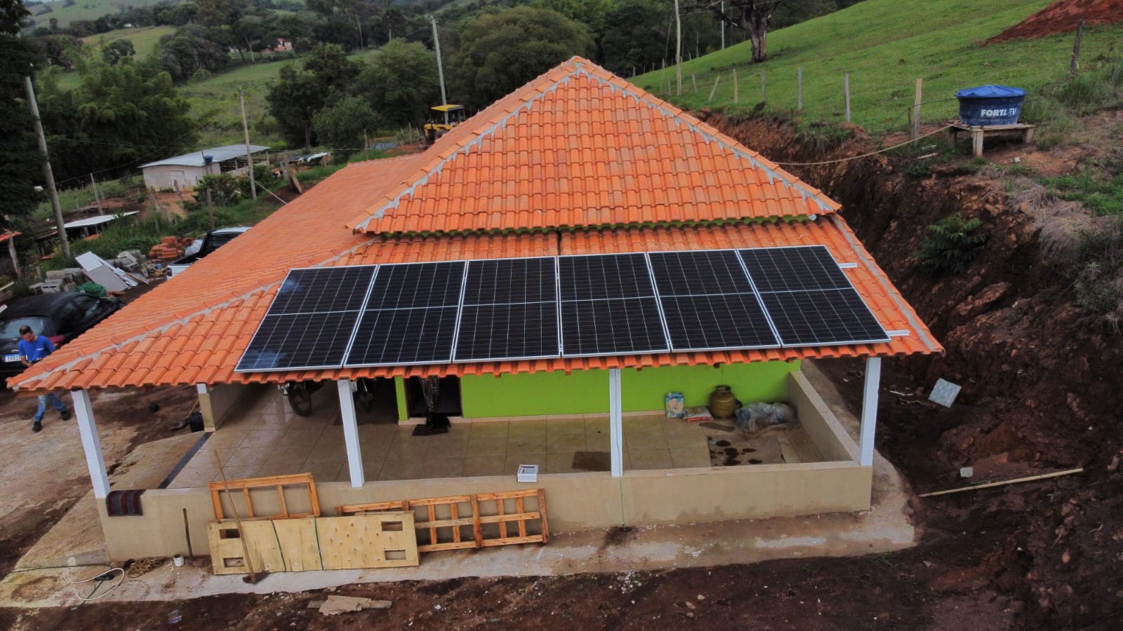 Sistema solar em casa com telhado laranja